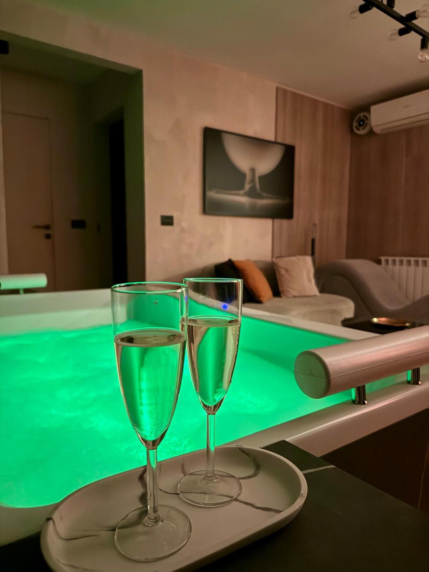 Jacuzzi Old Town Escape דירה *
