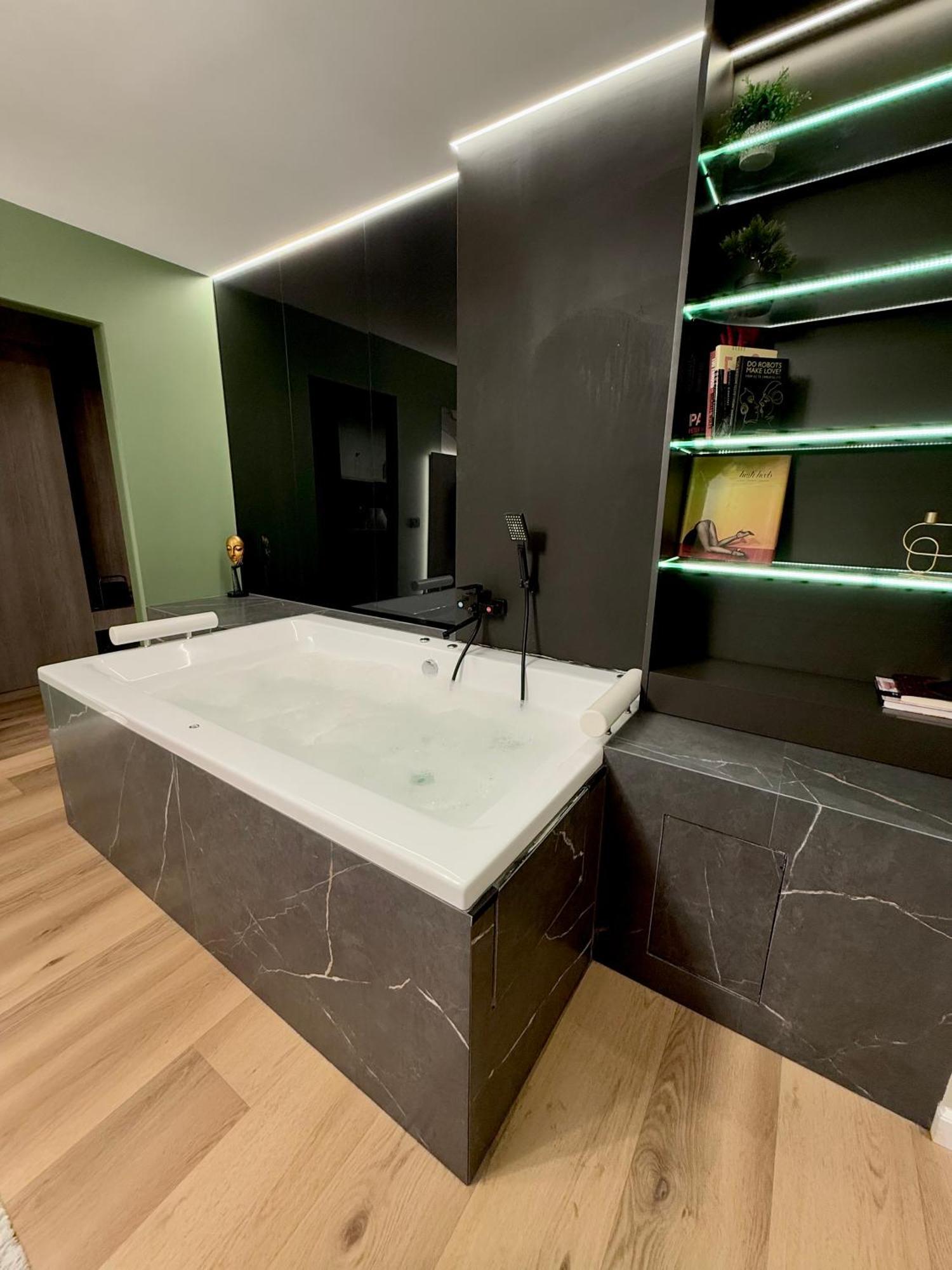 דירה Jacuzzi Old Town Escape *