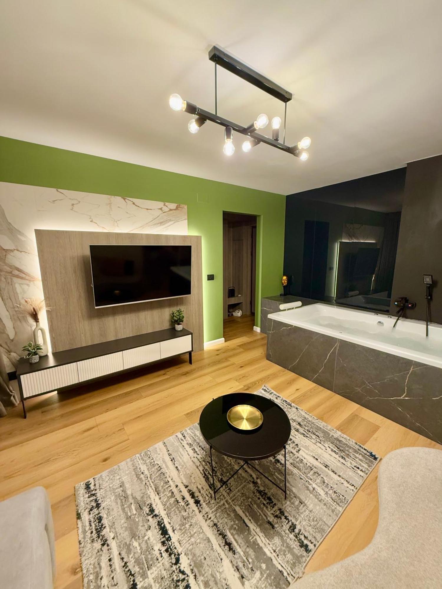 Apartment Jacuzzi Old Town Escape *