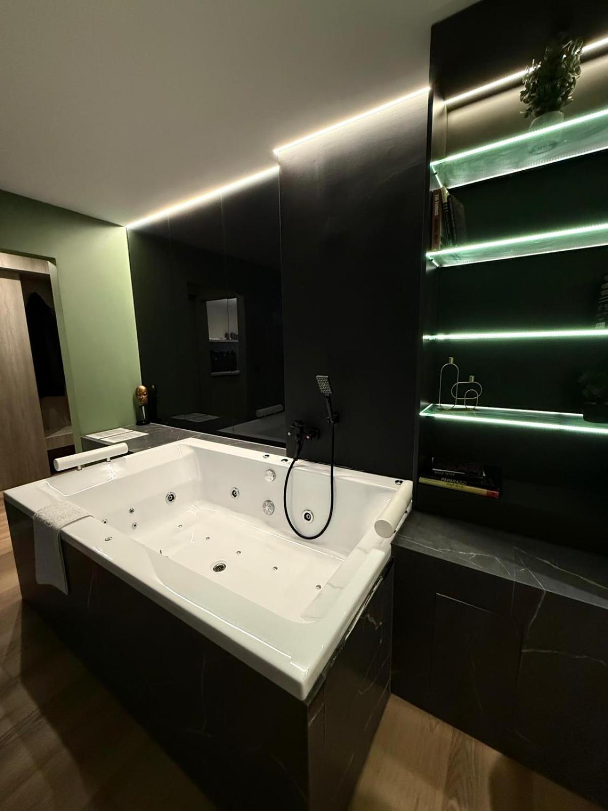 Jacuzzi Old Town Escape דירה *